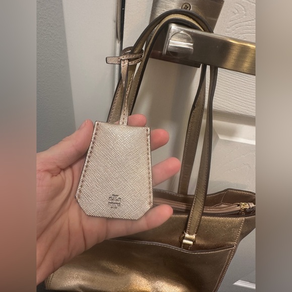 rose gold tory burch purse bag with good storage. - Picture 8 of 8